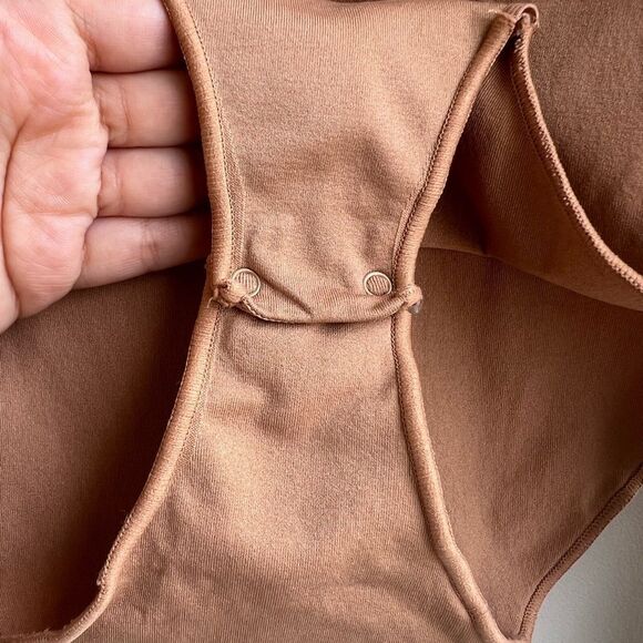 SKIMS mock neck long sleeve bodysuit camel Size small/medium - Picture 5 of 6